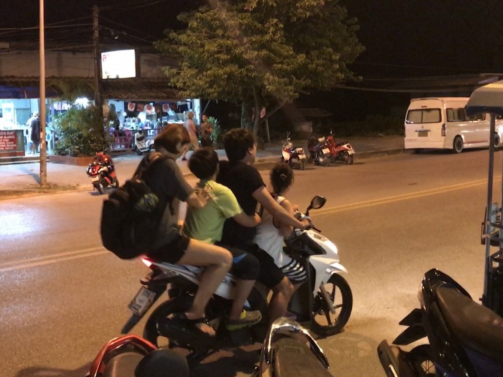 Ofrer livet på to hjul i Thailand